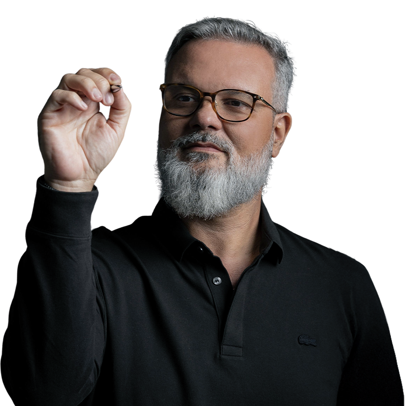 Alexandre de Salles, com um sorriso confiante, usa uma caneta para escrever ou desenhar no ar, como se estivesse em um quadro transparente.